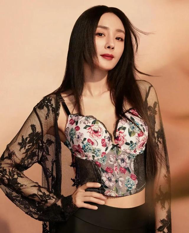 杨幂白色刺绣蕾丝衫造型