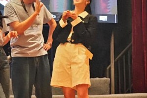 张婧仪黑色长靴造型引争议：穿搭显腿短真相解析