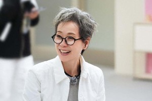 《浪姐6》叶童一跪引热议，节目组剪辑方式遭质疑