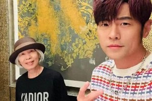 周杰伦晒与妈妈演唱会温馨合照 母子同框超有爱