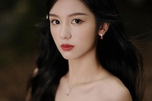 周也白色抹胸短裙造型惊艳，展现95后小花时尚魅力