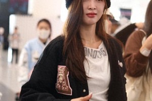 吴宣仪北京机场穿搭：黑外套白短裙甜美温柔